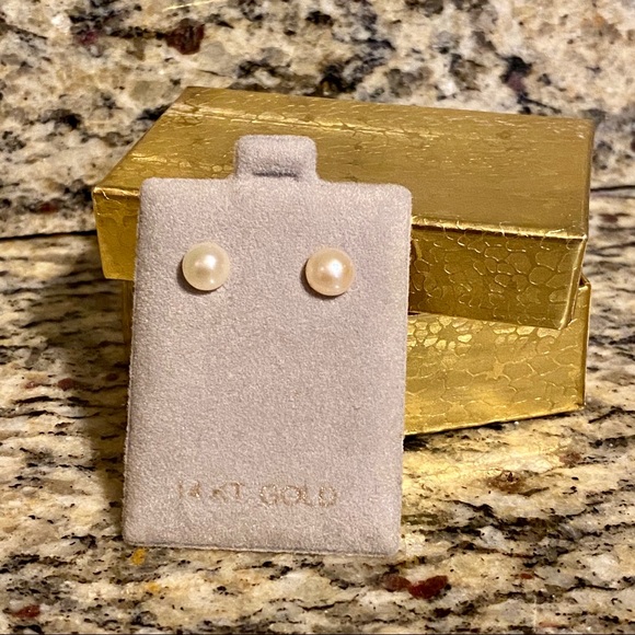 🎁14k Gold 6mm White Button Freshwater Pearl Studs - Picture 4 of 6